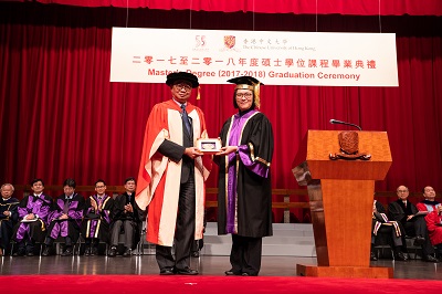 The Pro-Vice-Chancellor, Prof. Poon presented a souvenir to Prof. Henry Wong.